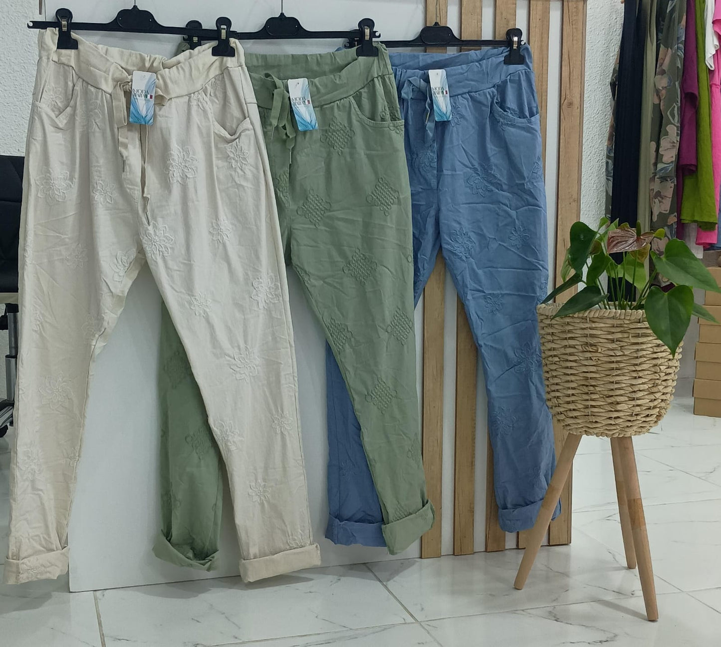 Pantalones bordados